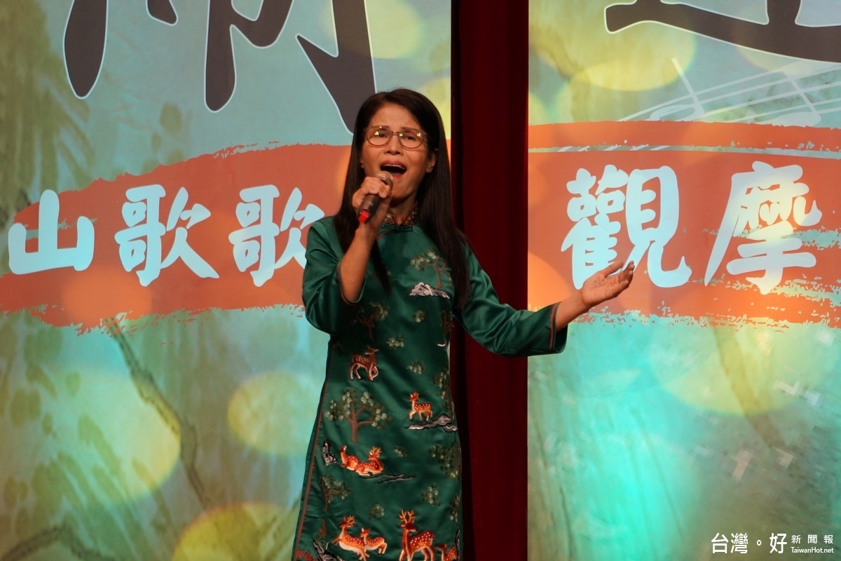 奪得特優的傅秋英現場演唱獲獎作品-福地福人居,贏得滿堂彩。