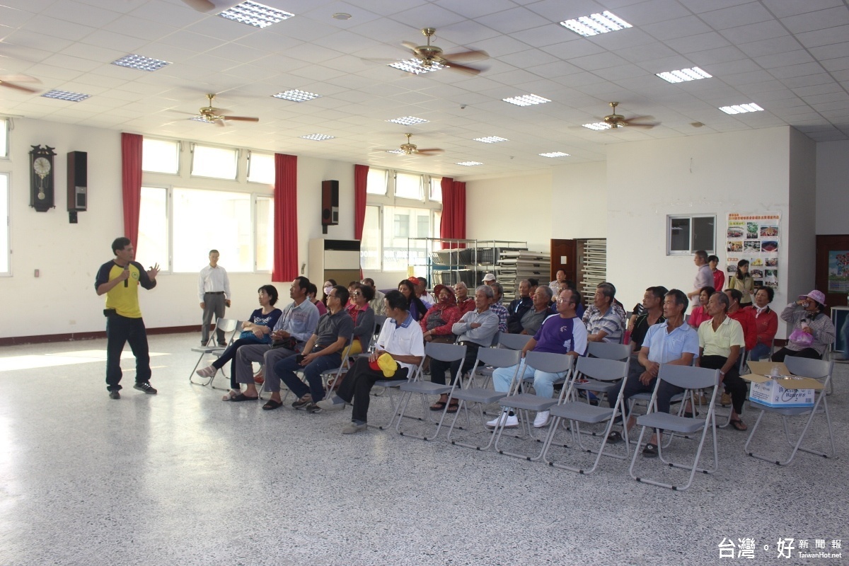 古坑椪柑遭梅姬颱風災損慘重卻未能獲補助，近百柑農前往陳情要求申復。（記者簡勇鵬攝）