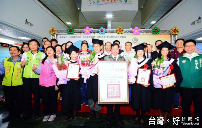 鄭市長表示,市府從104年開辦勞工學苑,讓勞工朋友提升第二專長,在職場上更有競爭力。
