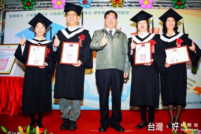 鄭市長表示,市府從104年開辦勞工學苑,讓勞工朋友提升第二專長,在職場上更有競爭力。