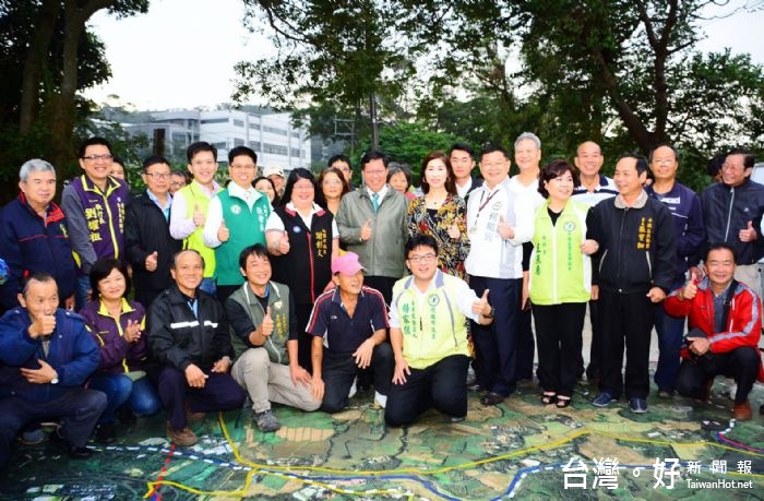 鄭市長表示,同步規劃步道、廣場、植栽景觀綠美化、安全及照明設施、裝置藝術,預計明(106)年10月完工。