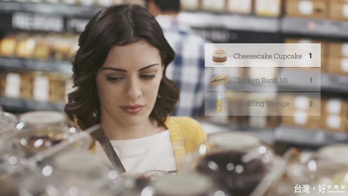 Amazon表示,Just Walk Out Technology採用先進的感應器組、電腦視覺系統,與深度學習技術。從消費者掃App通過檢驗閘門開始,系統就會自動感應使用者在店裡的位置,並記錄與即時更新他們拿了哪些商品。(圖/Amazon YouTube)