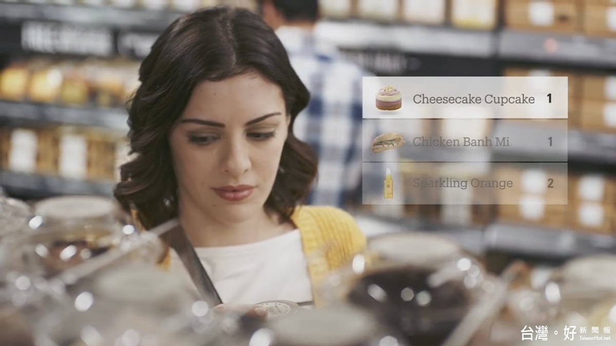 Amazon表示，Just Walk Out Technology採用先進的感應器組、電腦視覺系統，與深度學習技術。從消費者掃App通過檢驗閘門開始，系統就會自動感應使用者在店裡的位置，並記錄與即時更新他們拿了哪些商品。（圖／Amazon YouTube）