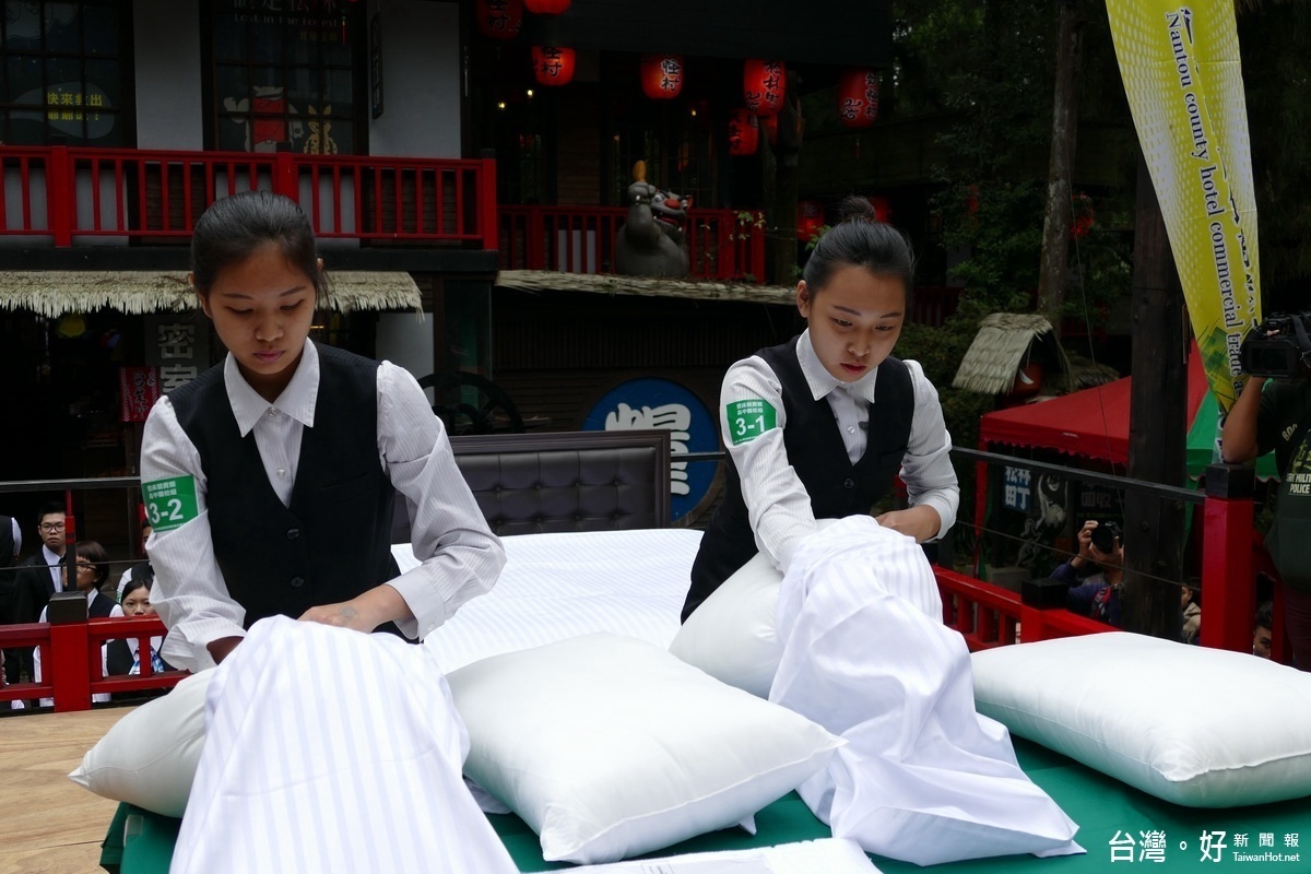 「整床競賽」參賽者默契十足，卯足全力迅速確實的完成各項動作。