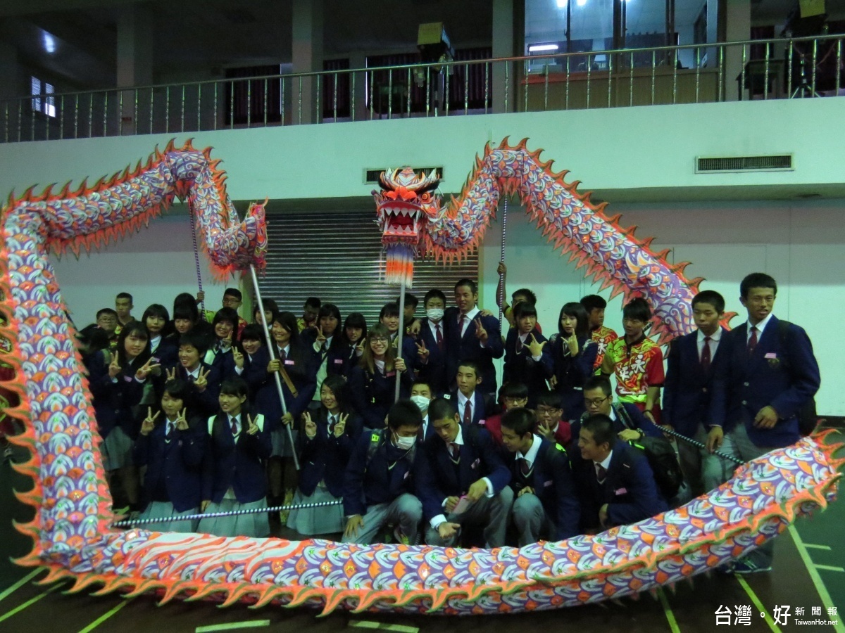 日本學生對自己能參與競技龍的舞龍體驗是既興奮又緊張。 