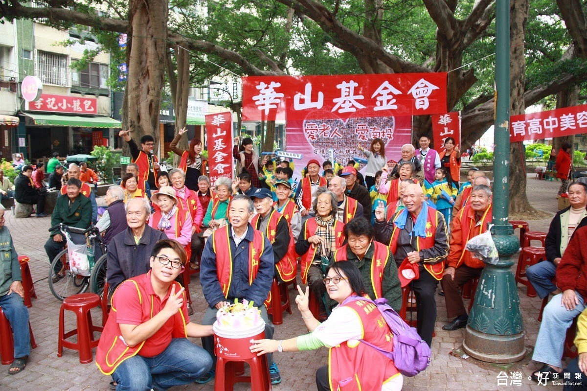 華山南投天使站和老人們分享建站 8週年的喜悅。（記者扶小萍攝）