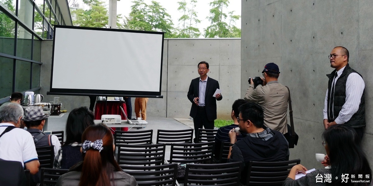 魚池鄉長陳錦倫帶者公所團隊前進亞洲大學現代美術館內的芒果咖啡館推廣日月潭紅茶。
