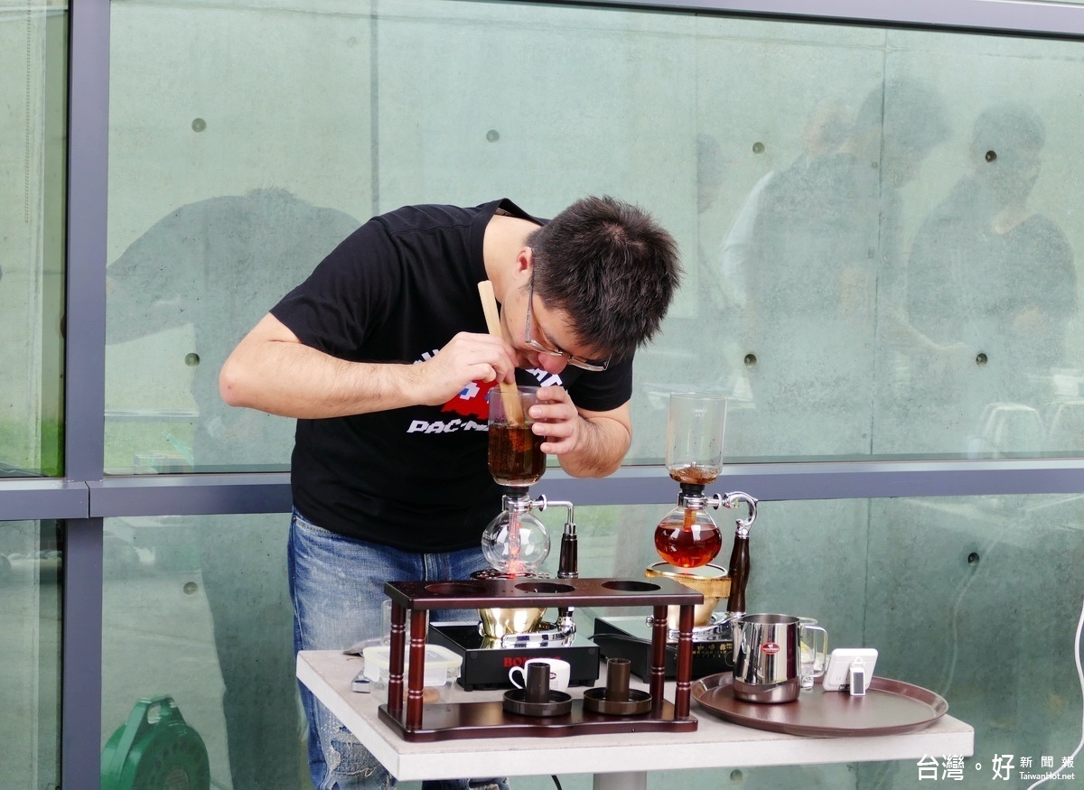 杯測師黃嘉宏以虹吸式煮紅茶，讓日月潭紅茶風味有更多元的展現，更吸引年輕消費族群的眼光。