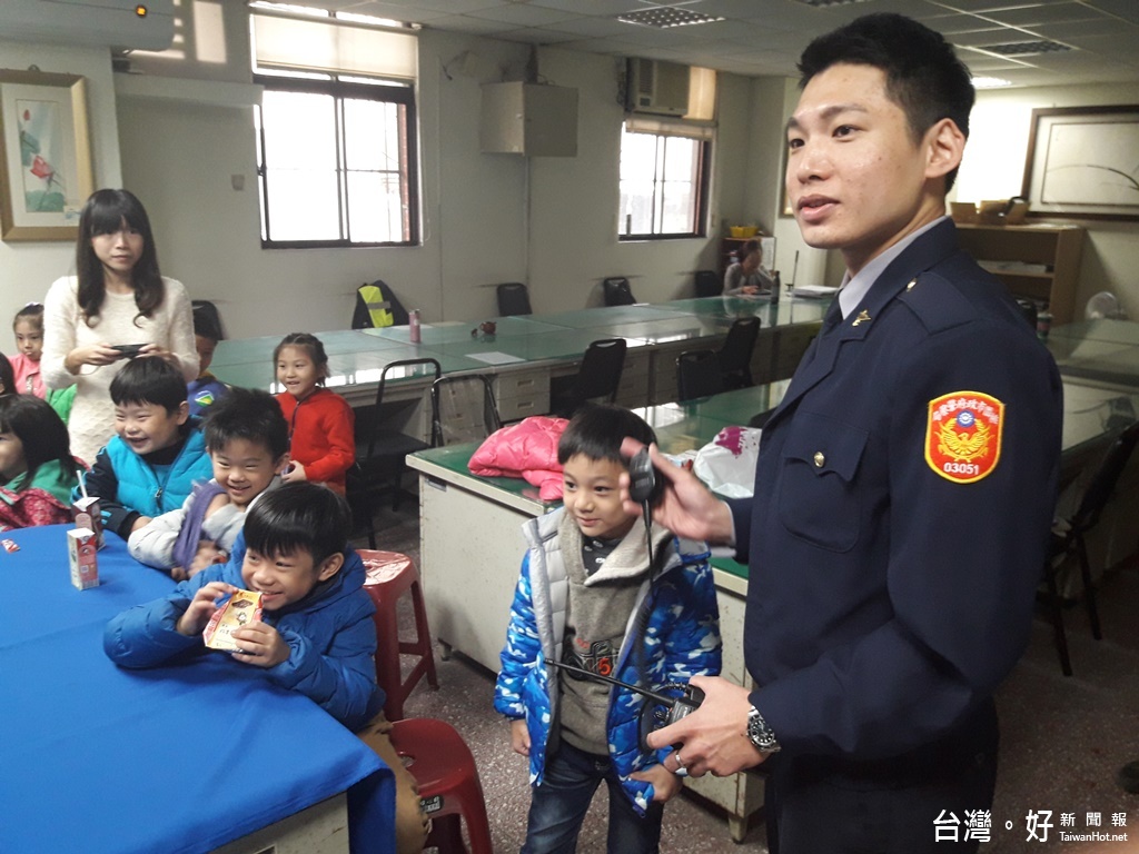 青溪派出所為小朋友做交通安全及預防犯罪宣導,並讓小朋友親身體驗穿戴防彈衣等裝備。