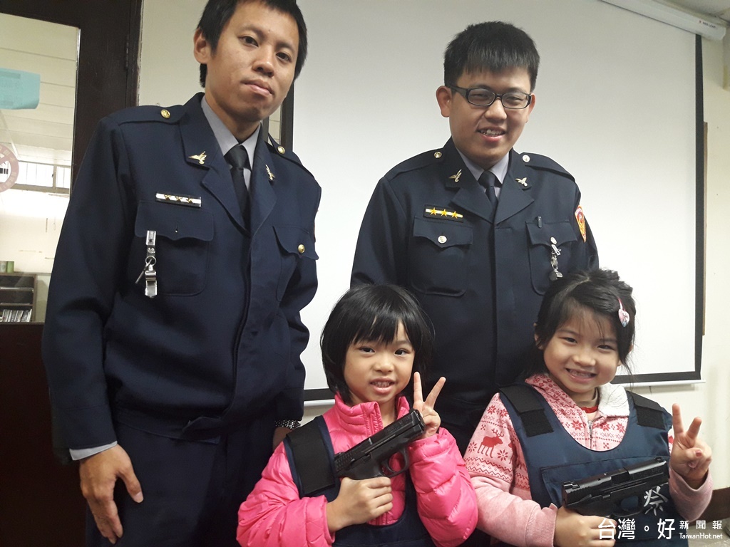 青溪派出所為小朋友做交通安全及預防犯罪宣導,並讓小朋友親身體驗穿戴防彈衣等裝備。