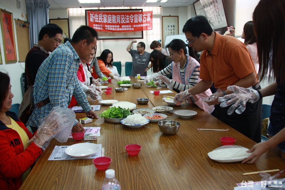 新住民學習手作越南春捲。（記者扶小萍攝）