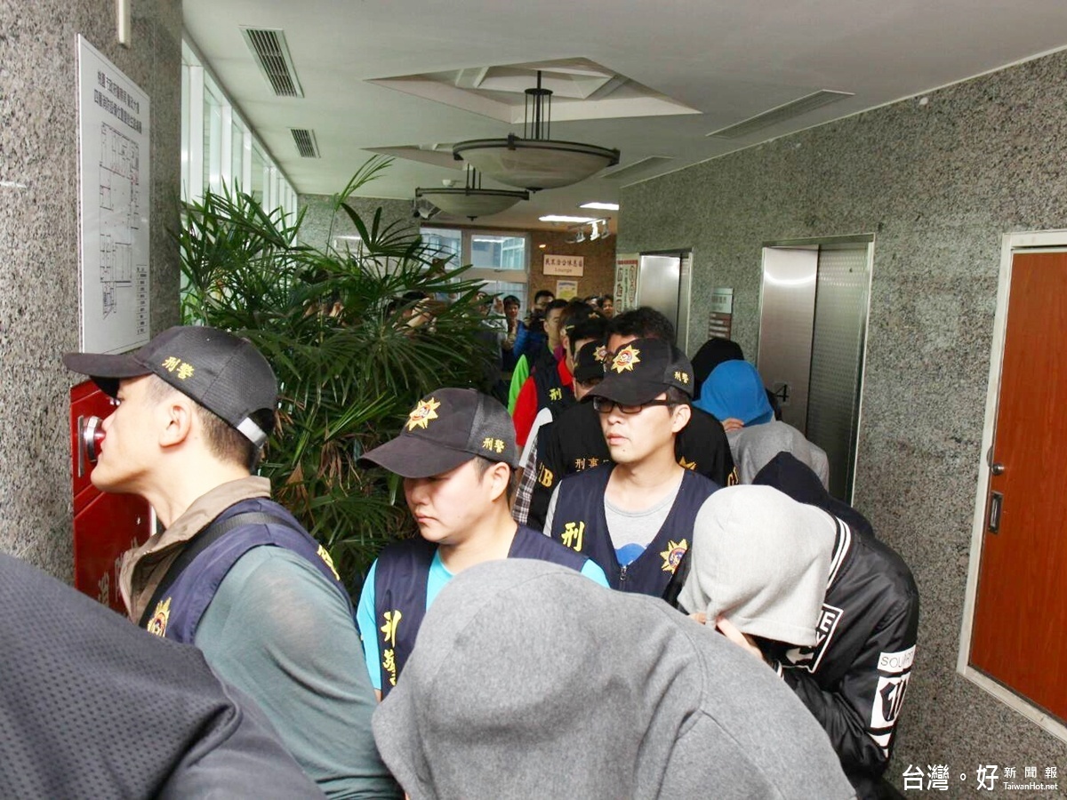 桃園警察局大園分局與刑警大隊會同刑事局電信偵查大隊第一隊9日共同破獲「假冒公安詐騙陸方民眾」之詐騙電信機房,查獲劉姓主嫌等12人(含少年1人)