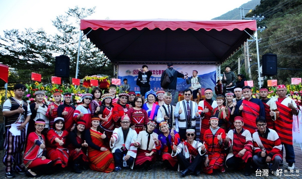 仁愛鄉農會所有與會人員均以原住民傳統服飾盛裝打扮出席，猶如一場小型原民嘉年華會。