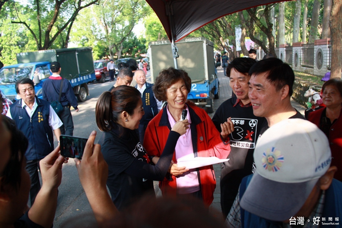 中興地區婦女也來響應連署反核食。（記者扶小萍攝）