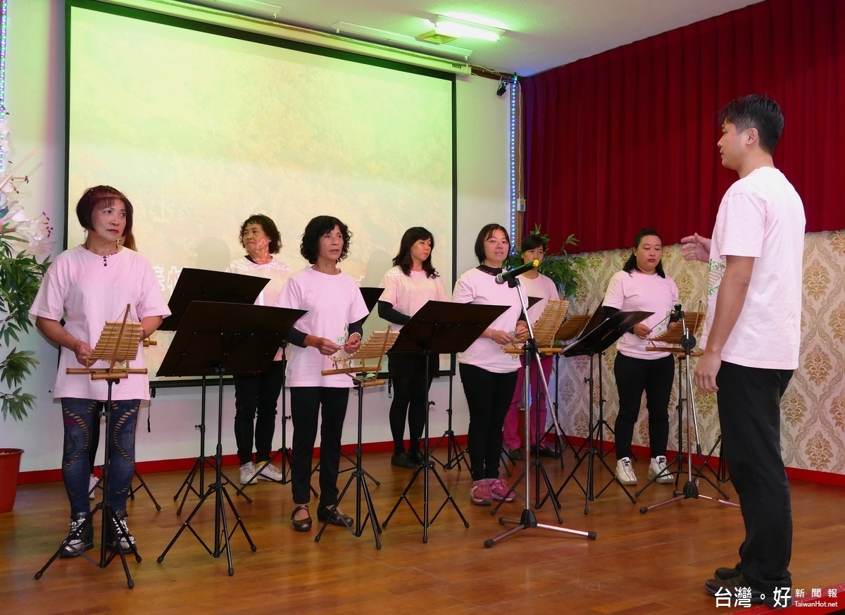 活動首先由竹山鎮林杞埔竹樂團以竹樂琴敲擊帶來精彩的表演。
