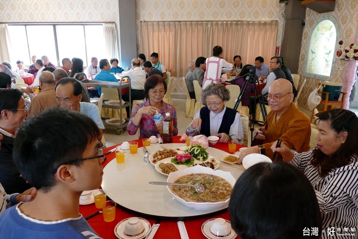 現場席開43桌吃竹山道地的「竹筍風味餐」，各界參加相當踴躍。
