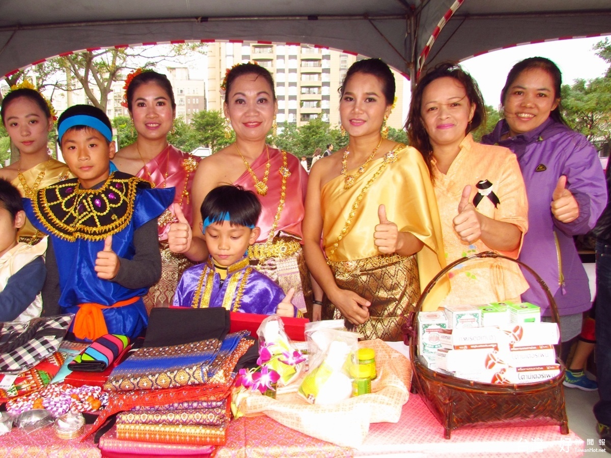 國際移民日萬花筒園遊會，穿著傳統服飾的泰國新住民