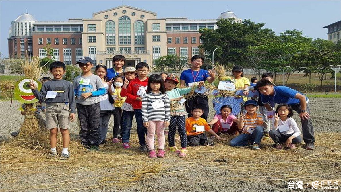 圖1:小朋友在嘉大水稻收割後之農田紮稻草人