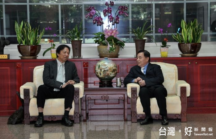邱議長與蔡培村監委就市政建設交換意見。