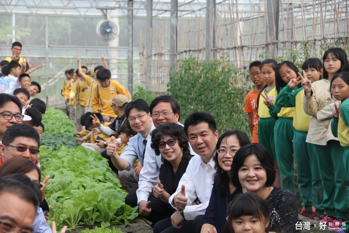 圖1:與會貴賓與學童們一起種菜