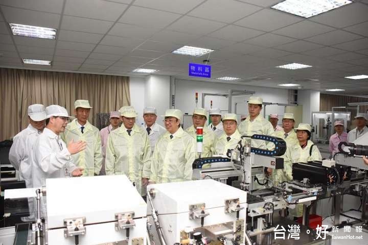 副總統陳建仁參訪為升電裝工業_參觀產線。（圖／彰化縣政府提供）