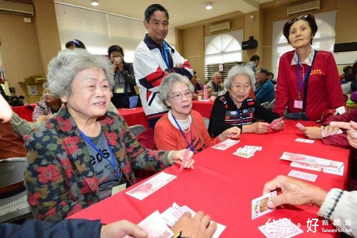 復古桌遊嘉年華活動，長輩們開心玩撲克牌。（圖／彰化縣政府提供）