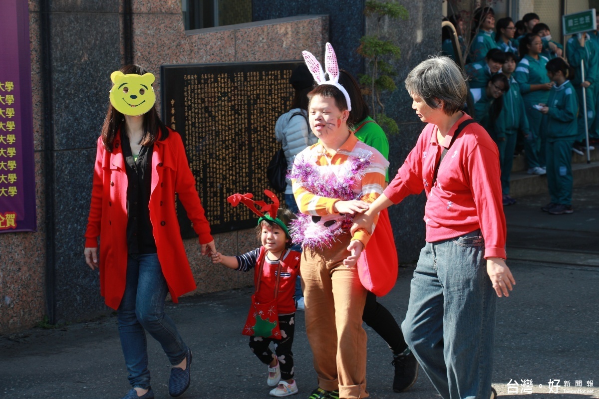 圖片說明2:變裝成小動物的孩子們在家長及志工們的陪伴與保護下踩街報佳音
