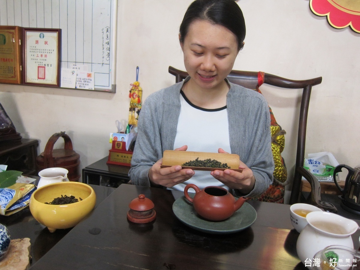茶藝師陳建伶說，合乎自然的節氣茶對人體健康有助益。（記者扶小萍攝） 
