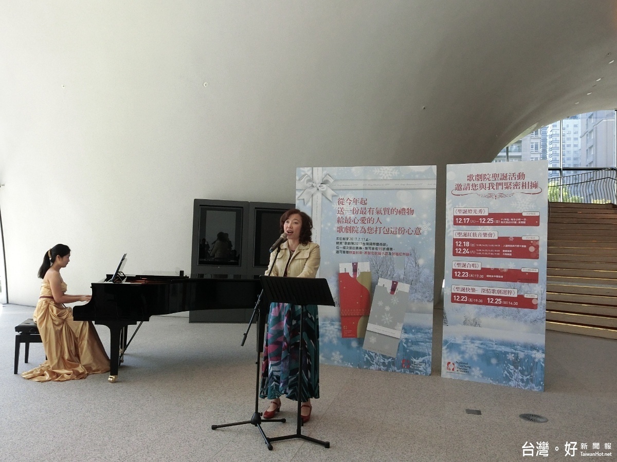 參與臺中國家歌劇院聖誕節活動的節韻樂團藝術總監林依潔在記者會中帶來三首輕快的聖誕組曲。（記者賴淑禎攝）