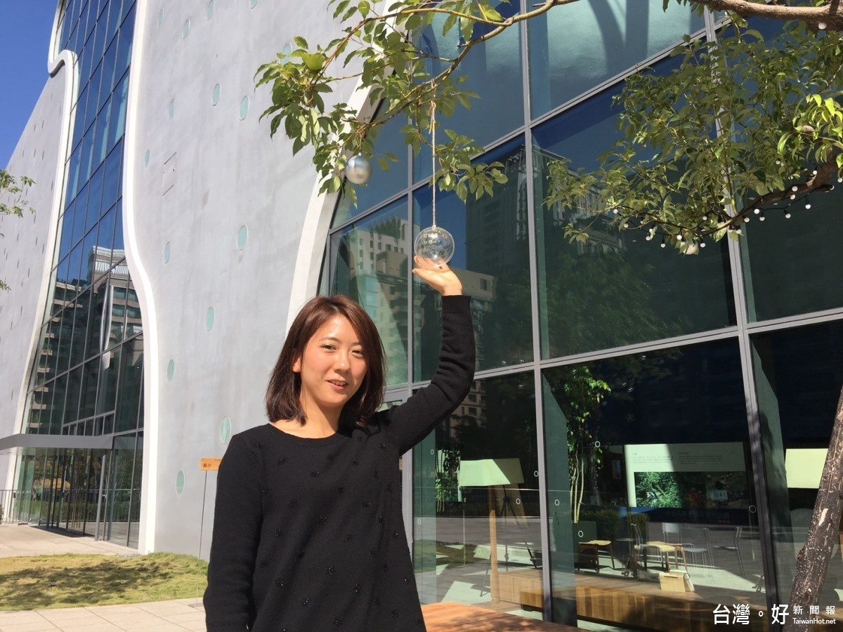 陸府藝角策劃陳昱潔說明在聖誕系列活動推出的許願球。(記者賴淑禎攝)