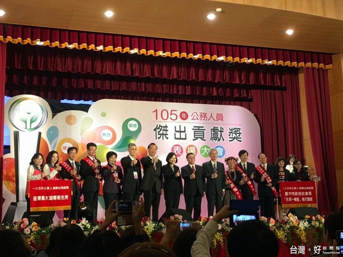 衛生福利部桃園醫院院長鄭舜平獲105年公務人員傑出貢獻獎,接受蔡英文總統頒獎