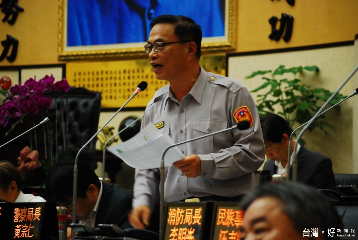 台南市警察局長黃宗仁高聲答詢,怒嗆市議員郭清華。