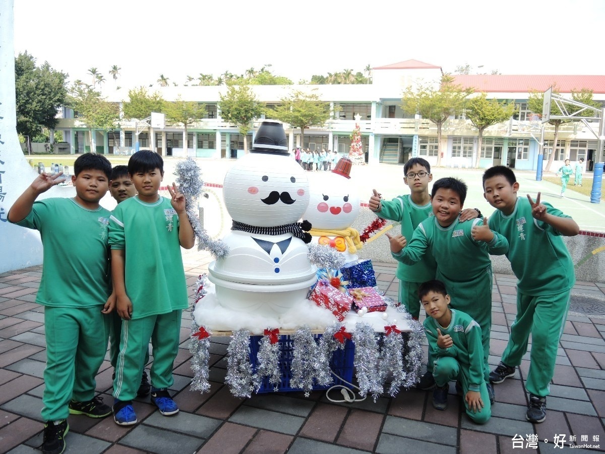 鬍子哥和QQ妹雪人迎接造訪的貴賓