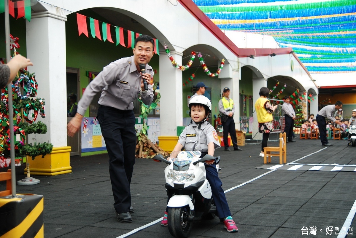 幼童對迷你重機可是愛到不行。（記者扶小萍攝）