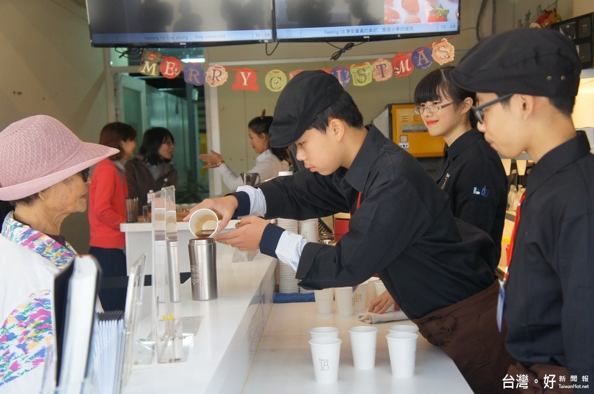 學生學習手沖咖啡服務客人。SONY DSC