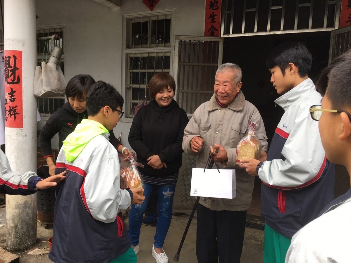 關懷學生隔代教養家庭長輩。 