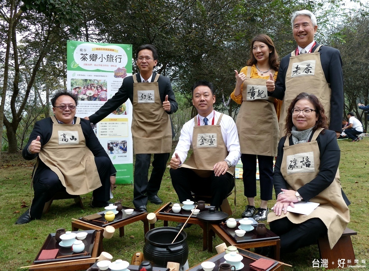 主辦單位安排業者體驗茶鄉小旅行的圍爐煮茶活動。