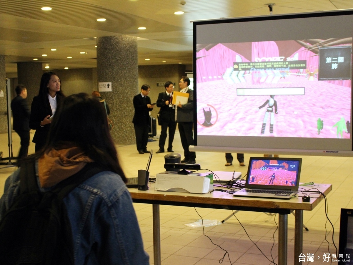 長庚大學資管系畢展作品「十面霾伏」,使用者化身霧霾粒子,深入了解人體