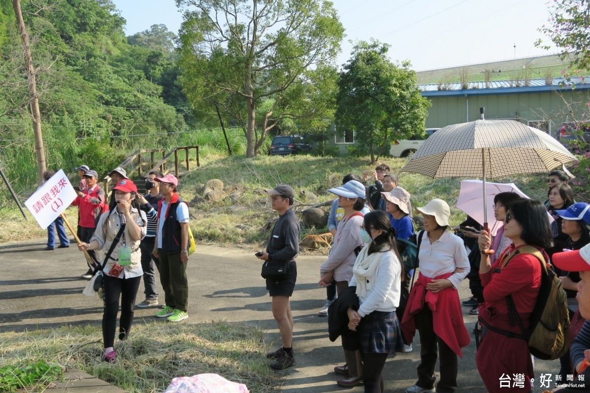 市公所於活動中安排兩條路線,並由導覽人員帶民眾認識水庫水資源特性與環境,也了解當地的傳說與自然環境。(記者蘇榮泉拍攝)