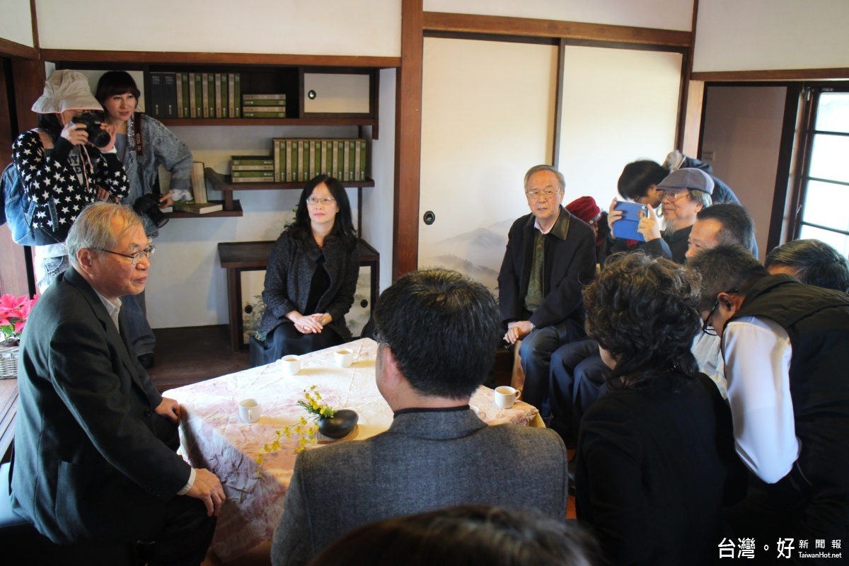 圖說2:文學誌發表會-文人雅士交流貫穿阿里山120年來人文、地理、歷史與族群的詩篇