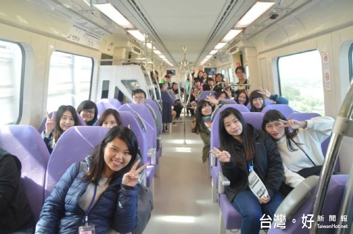 桃園境內四所大專院校19O位學生,熱血加入桃園機場捷運線志工行列。