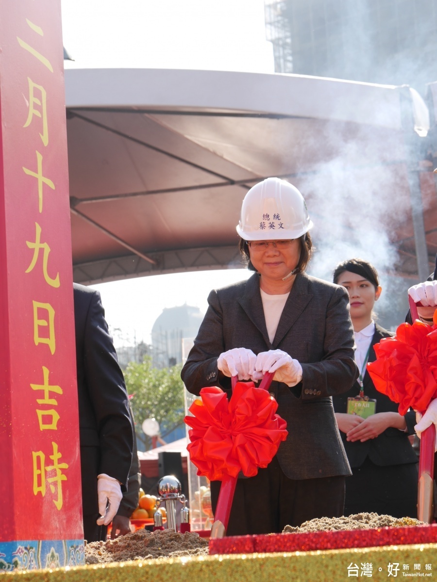「改革都有陣痛期」,小英致詞突然遭背板「砸頭」