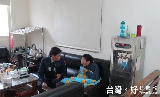 警方安撫老翁情緒平緩後,為保護安全即通知其兒子前來帶回。
