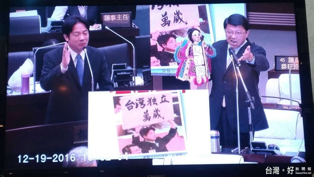 謝龍介出示賴清德在20多年前擔任國民大會代表時,在議會高舉台灣獨立萬歲的大字報影像,向賴清德提出統獨質詢,雙方你來我往、唇槍舌戰。