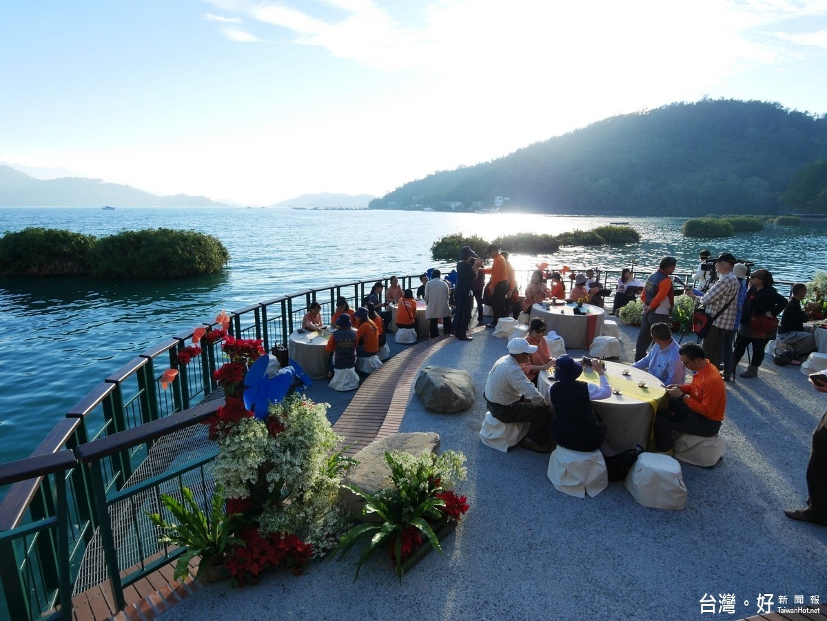 在九龍口區域有寬廣的水岸觀景平台可以提供遊客賞景休憩。
