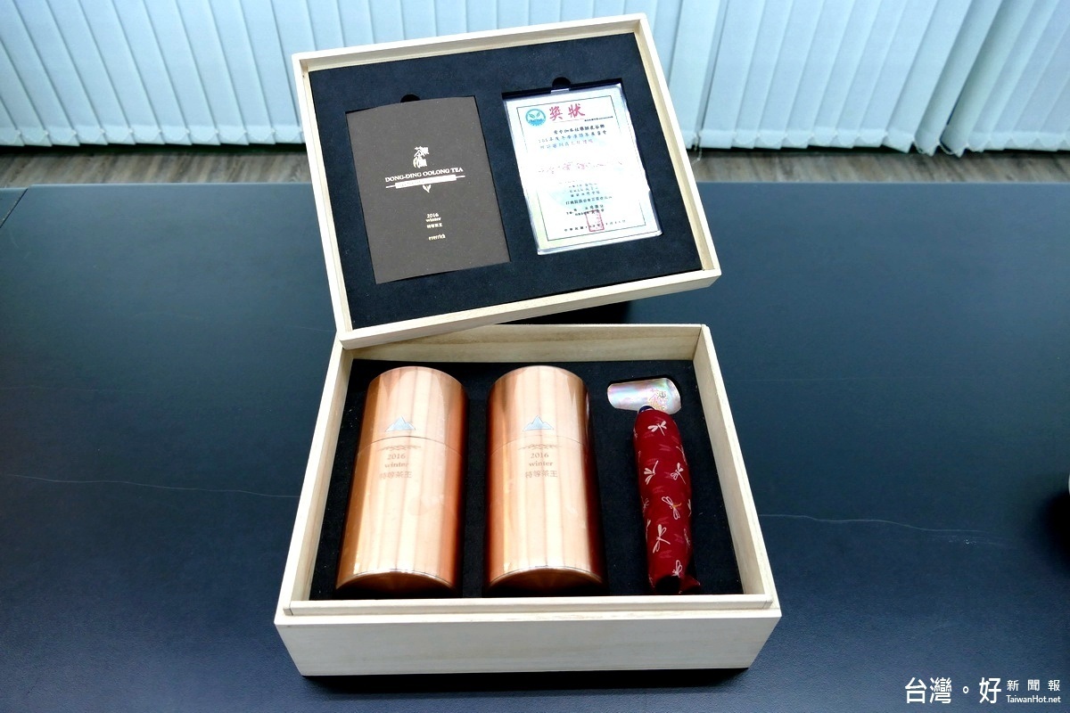 昇恆昌特地以家傳金工手藝，台灣「銅倉號」以純手工製作『特等茶王獎』藏罐禮盒。