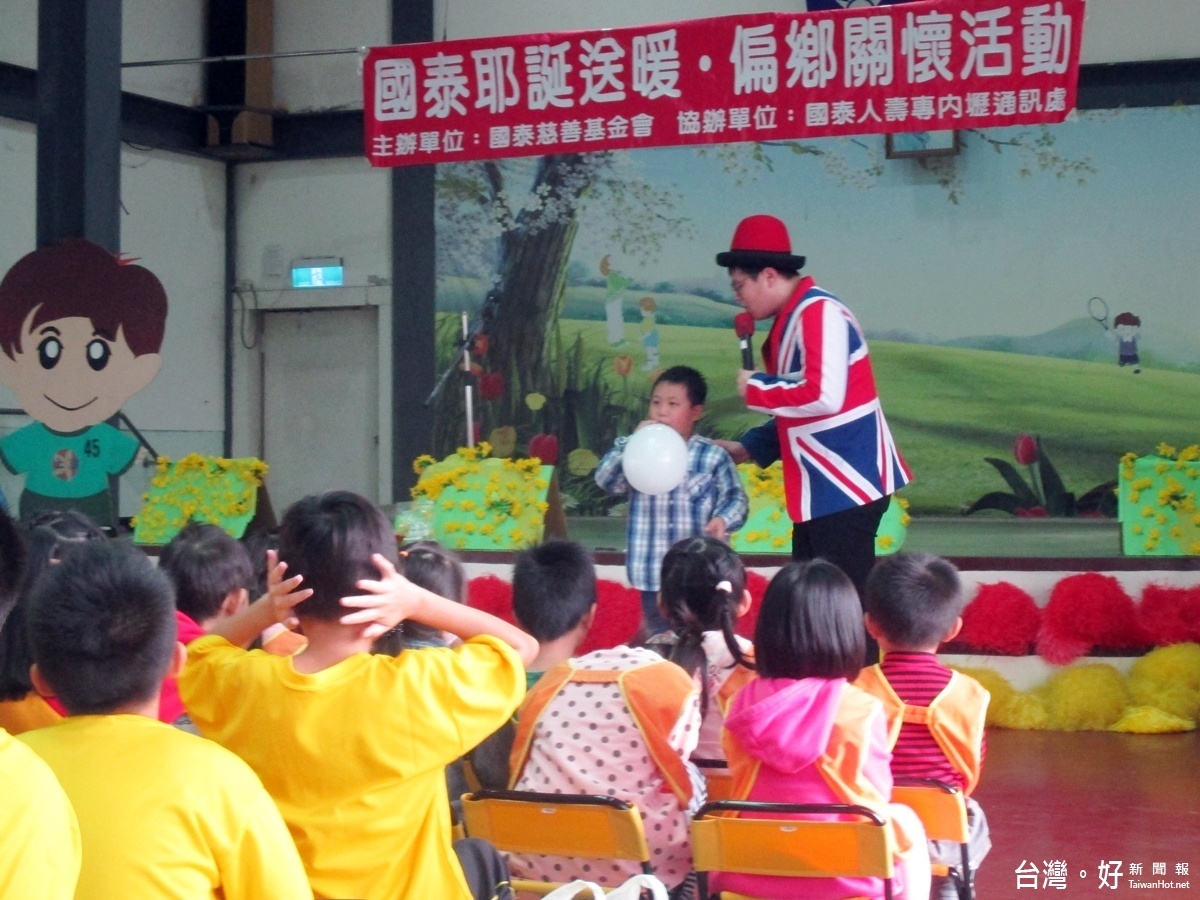 國泰人壽寒冬送暖活動上湖國小渡過難忘聖誕節,氣球達人表演