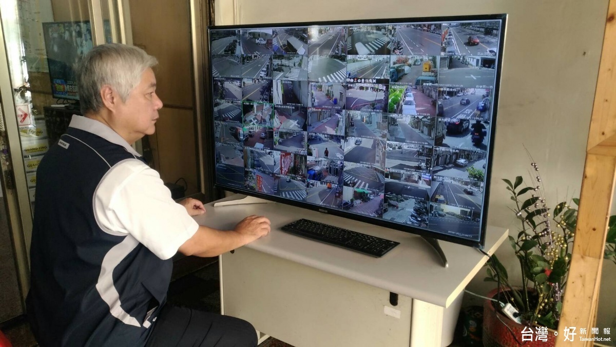 里長許文能指出，52支遠紅外線監視器，已在各街道巷口構成嚴密監視網，讓鄰里的治安更加提升。