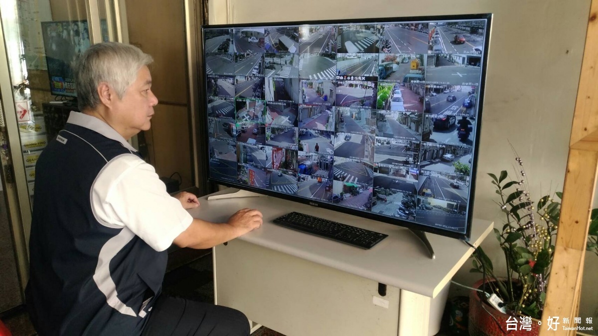 里長許文能指出,52支遠紅外線監視器,已在各街道巷口構成嚴密監視網,讓鄰里的治安更加提升。