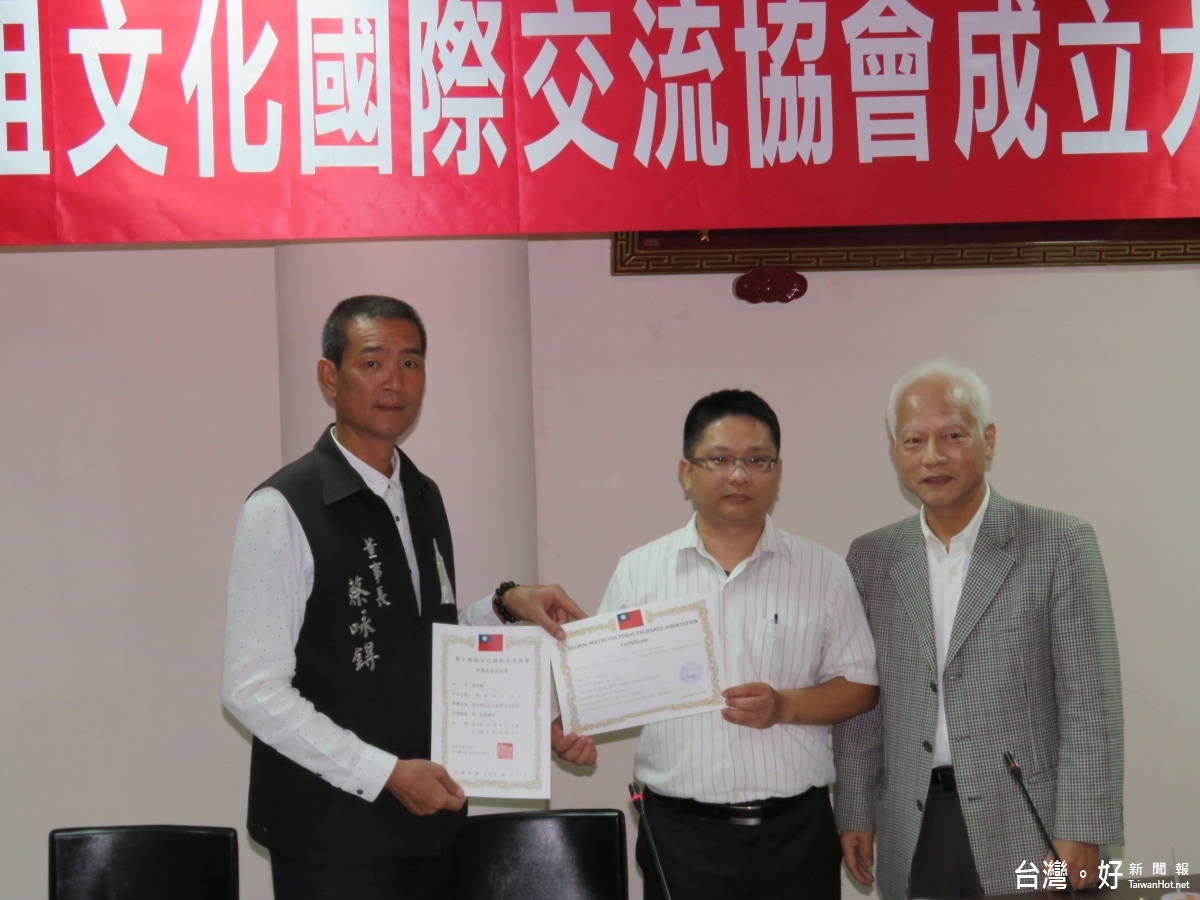 北港朝天宮董事長蔡咏锝獲大會頒發理事長證書,並召開首屆理監事會由理事長蔡咏锝提名聘任蔡輔雄為副理事長、蔡相暉教授為秘書長。(記者蘇榮泉攝)